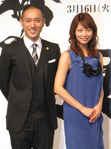 日本テレビドラマ「霧の旗」の会見に出席した市川海老蔵と相武紗季