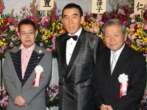 「小野ヤスシ芸能生活５０周年パーティー」発起人の加藤茶（左）と左とん平（右）と会見する小野ヤスシ