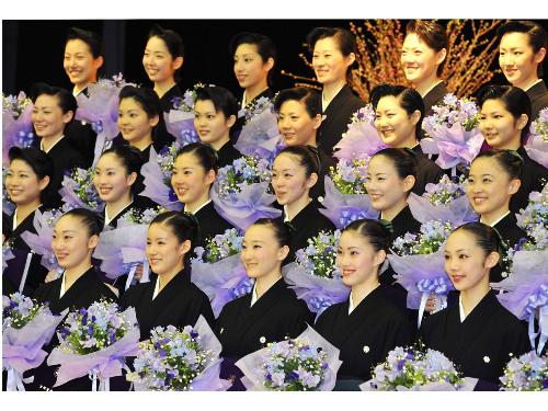 宝塚音楽学校の卒業式を終え記念撮影する第９６期卒業生