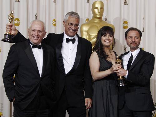 米アカデミー賞で長編ドキュメンタリー賞を受賞した「ザ・コーヴ」のルイ・シホヨス監督（左から２人目）ら
