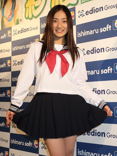 紗綾は卒業式シーズンに合わせたセーラー服姿でＤＶＤ発売イベントを行った