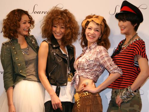 ファッションブランド「ソアリーク」のオープニングセレモニーに登場したモデルの（左から）竹下玲奈、西山茉希、藤井リナ、黒田エイミ