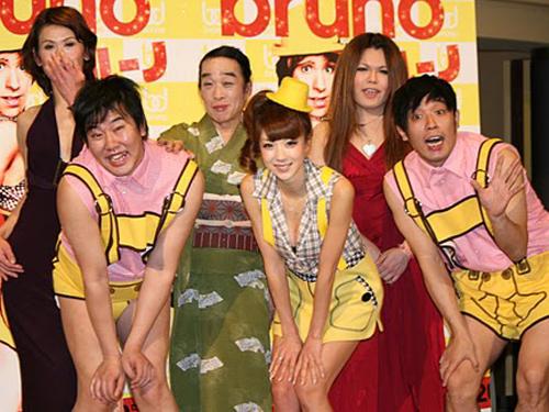 「ブルーノ」公開記念イベントに登場したほしのあき（前列中）とアームストロング。後列は新宿の歌舞伎町「ひげガール」で働くひげガールズ