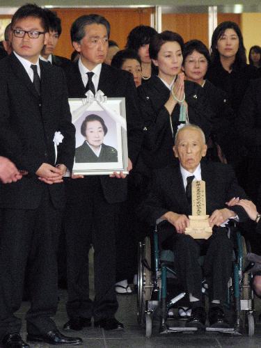 【画像・写真】仁科亜季子、終始、目頭押さえ…月城彰子さん葬儀