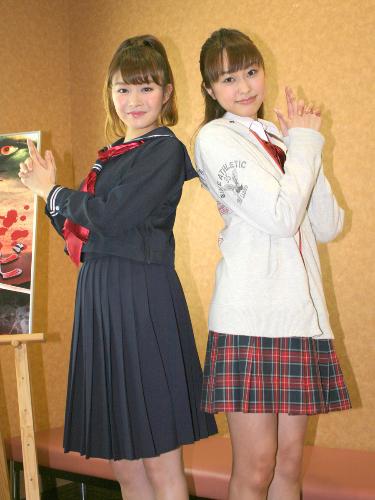 映画「女子高生ゾンビ」に出演した高部あい（左）と梶原麻莉子