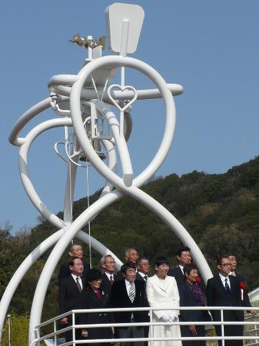 【画像・写真】阿久悠さん除幕式で“あの鐘”鳴らされた