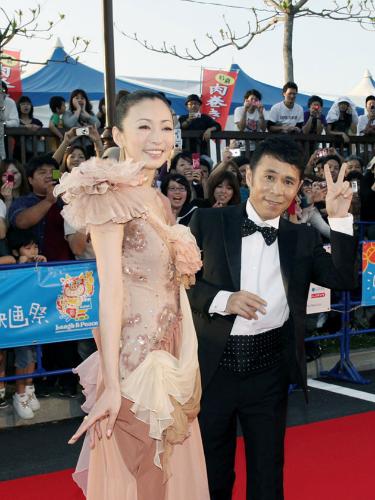 「第２回沖縄国際映画祭」のオープニングセレモニーを前に、レッドカーペットを歩く岡村隆史（右）と松雪泰子