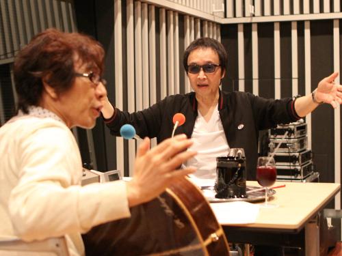 吉田拓郎（右）は坂崎幸之助と共にラジオの公開収録を行い、約８ヶ月ぶりにファンの前に元気な姿を見せた