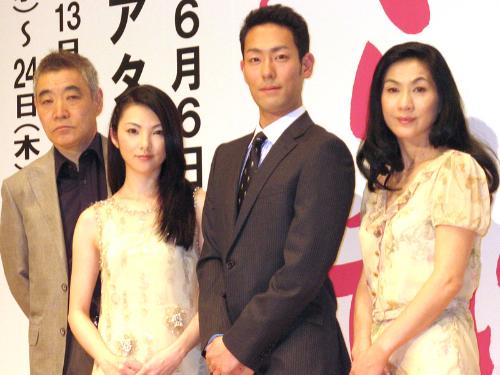 舞台「おくりびと」の製作発表を行った（左から）柄本明、田中麗奈、中村勘太郎、真野響子