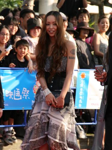 沖縄国際映画祭にサプライズゲストとして登場した安室奈美恵