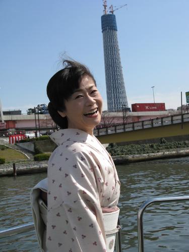 建設中の東京スカイツリーをバックに笑顔の神野美伽