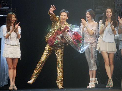 香里奈（左端）、山田優（左から３人目）らＧＩＮＧＥＲ出演モデルに見送られステージを後にする郷ひろみ（左から２人目）