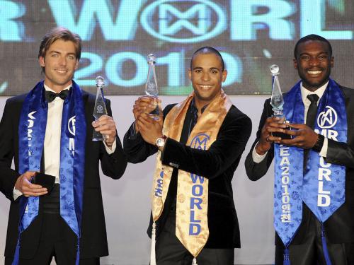 「ミスターワールド」で優勝したカマル・イブラヒムさん（中）左は２位でチェコ代表のヨセフ・カラスさん、右は３位でナイジェリア代表のケネス・オーコリーさん