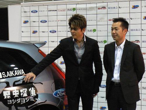 モータースポーツチーム「ＴＥＡＭ　ＳＨＯＷ」の体制発表会に出席した哀川翔（左）、奴田原文雄