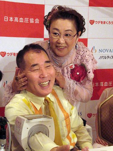 高血圧啓発キャンペーンの「高血圧大使」と「応援団長」に任命された宮川大助（左）花子。自らの血圧を測りながら「自己管理を」と大助