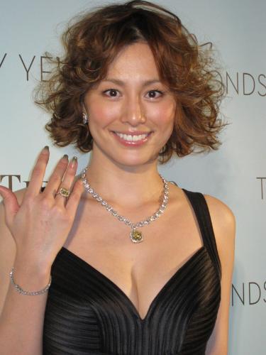ティファニーのイエローダイヤモンドの発表会に出席した米倉涼子。３億５９１０万円のネックレスを含め総額約４億４０００万円の宝石を着けて登場