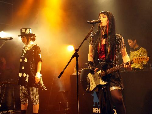 【画像・写真】日米歌姫「ベニーベッカ」世界に生ライブ配信