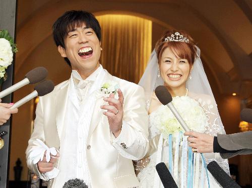 【画像・写真】原口あきまさ　報道陣の前で３度も熱～いキス