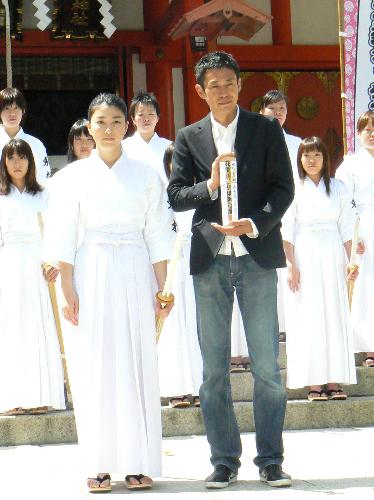 映画「武士道シックスティーン」のヒット祈願を行った（左から）成海璃子、古厩智之監督