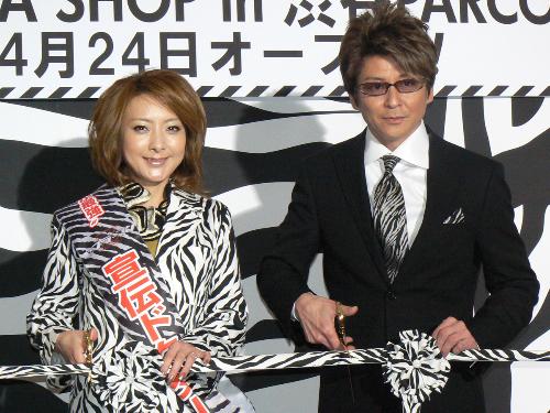 「ＺＥＢＲＡ　ＳＨＯＰ」の記念イベントに出席した（左から）西川史子、哀川翔