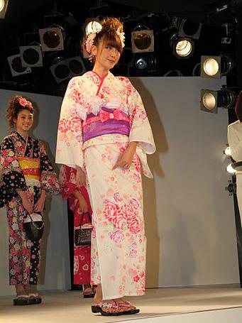 【画像・写真】花火大会に行きたいユッキーナ　指輪キラリでも見せたくない？