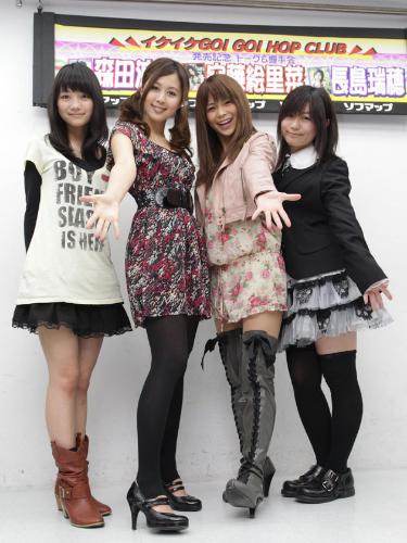 元気にポーズをとる（左から）森田涼花、安藤絵里菜、滝口ミラ、長島瑞穂