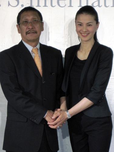 子供服を初めてプロデュースすることになった江角マキコは提携するアパレル会社社長・栗田英俊氏とがっちり握手
