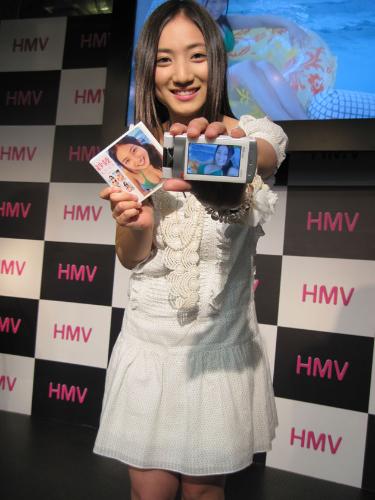 紗綾はｍｉｃｒｏＳＤ形式のイメージビデオ発売記念イベントで、自身の映像が映ったケータイを手に笑顔
