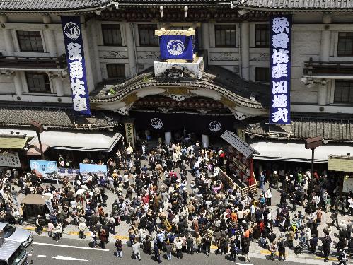 閉場式を見ようと大勢の人が集まった歌舞伎座前