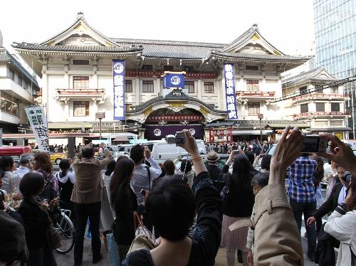 閉場される歌舞伎座を道路の反対側から撮影する人たち