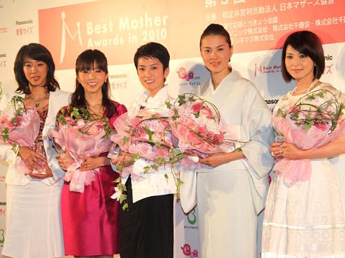 「ベストマザー賞」を受賞した（左から）小谷実可子、久保純子、蓮舫参院議員、江角マキコ、森高千里