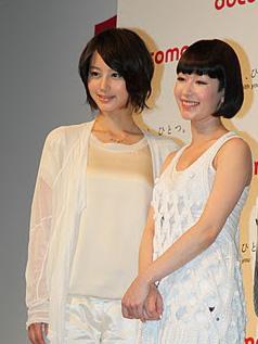 ＮＴＴドコモの新ＣＭ発表会に登場した堀北真希（左）と木村カエラ