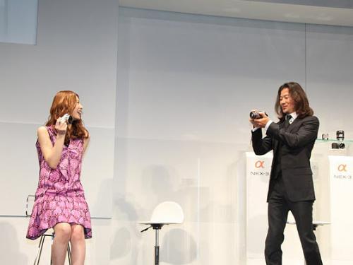 北川景子(左)をモデルに撮影する浅野忠信