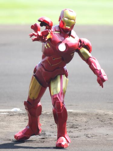 甲子園での阪神－楽天戦の始球式に登場したアイアンマン。見事ノーバウンド投球を披露