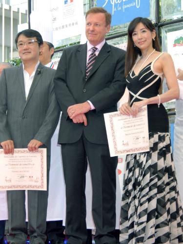 「アペリティフの日」親善大使に任命された千住明さん（左）と川島なお美さん（右）