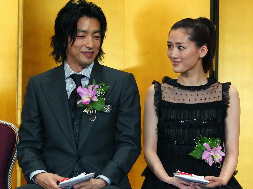 ５月１０日、橋田賞授賞式で笑顔で話す綾瀬はるかと大沢たかお