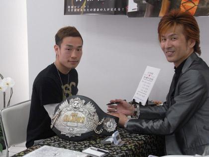 【画像・写真】日本バンタム級王者・安田幹男　初防衛戦前に“初占い”