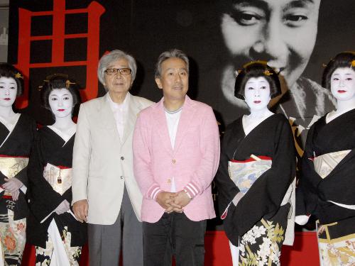 「赤坂大歌舞伎」の制作発表に出席した山田洋次監督（中央左）、中村勘三郎（同右）