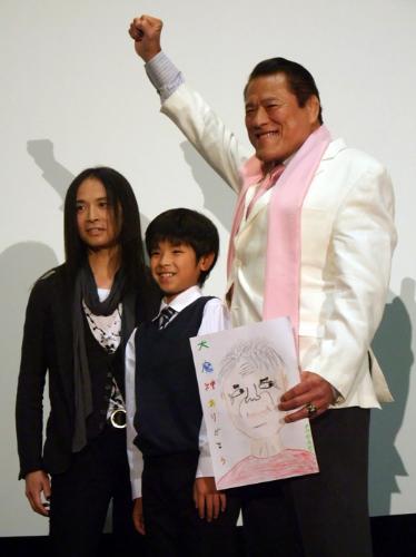 映画「ＡＣＡＣＩＡ」の初日舞台あいさつに出席した（左から）辻仁成監督、林凌雅、アントニオ猪木