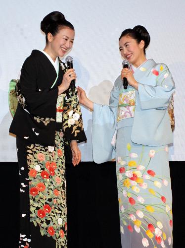 映画「Ｆｌｏｗｅｒｓ」舞台あいさつ　笑顔であいさつする鈴木京香（左）と仲間由紀恵