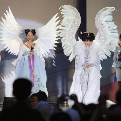 上海万博「ジャパンデー」のイベントで、天使に扮したモデルの杏（左）と黒柳徹子