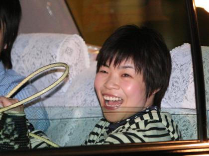 舞台を終え引き揚げる山田花子は報道陣からの問いかけに笑顔を見せる