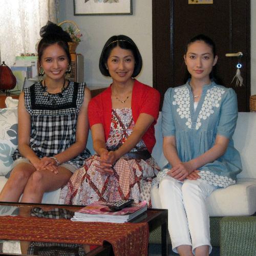 【画像・写真】美人３姉妹が西洋人イケメン留学生にぞっこん