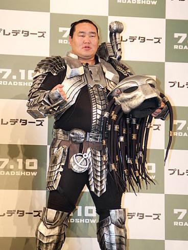 【画像・写真】揺れる角界よそに…朝青龍ノリノリ「プレデター」変身