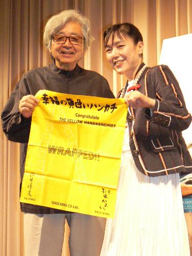 映画「イエロー・ハンカチーフ」の試写会に出席した（左から）山田洋次監督、桃井かおり