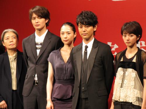 映画「悪人」の制作発表に出席した（左から）樹木希林、岡田将生、深津絵里、妻夫木聡、満島ひかり