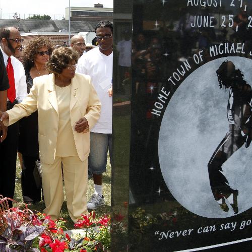 ２５日、米中西部ゲーリーで、マイケル・ジャクソンさんの記念碑を除幕する母キャサリンさん（左手前）