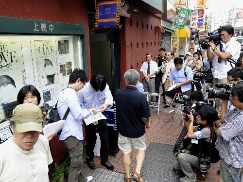 報道陣が詰め掛ける中、「ザ・コーヴ」が上映される横浜市の映画館に入る人