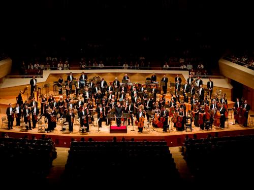サロネンの緻密な棒に応えて鮮烈な印象が残る演奏を披露したフィルハーモニア管弦楽団