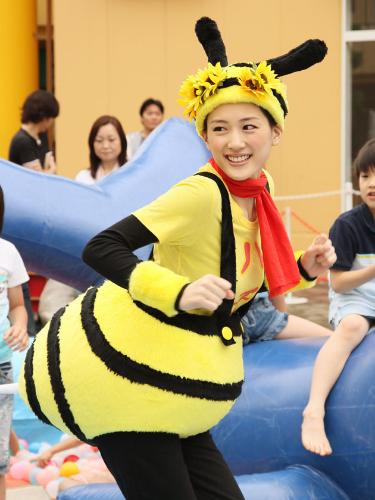日本テレビの主演ドラマでミツバチ姿を披露した綾瀬はるか